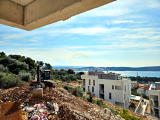 Dvosobni penthouse z razgledom na morje in strešno teraso na Čiovu, območje Salduna blizu kampa Rožac - 64 m2 + 60 m2 strešne terase
